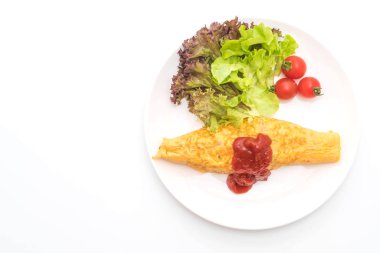 Beyaz arka plan üzerinde izole kaydırma bir omlet aromalı kızarmış pirinç