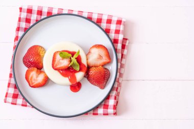taze çilek - sağlıklı yemek ve tatlı ile yoğurt puding