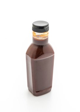 Beyaz arka plan üzerinde izole barbekü sosu şişe