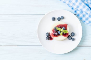 yoğurt puding taze yaban mersini - sağlıklı yemek ve tatlı ile