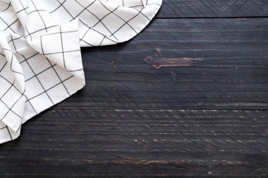 mutfak bezi (peçete) kopya alanı ile ahşap arka plan üzerinde