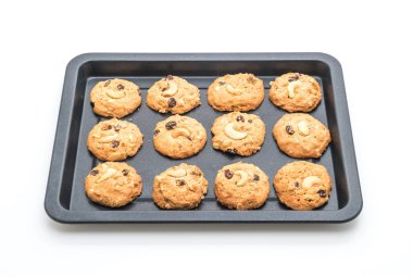 Kuru üzüm ve beyaz arka plan üzerinde izole kavrulmuş kaşu fındık ile tatlılar