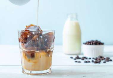 ahşap masa üzerinde sütlü kahve buz küpleri