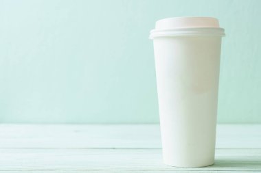 Kağıt ahşap arka plan üzerinde paket servisi olan restoran kahve fincan