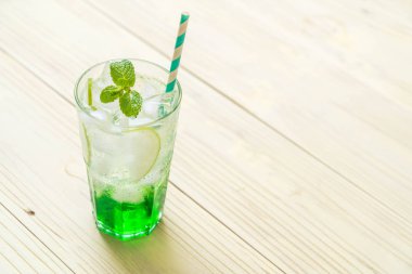 Yeşil elma soda ahşap masa üzerinde