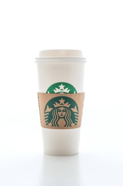 Bangkok, Tayland - 5 Haziran 2018: Beyaz kahve fincanı beyaz arka plan üzerinde izole Starbucks logosu ile. Starbucks dünyanın en büyük kahve evi 61 ülke içinde 20.000'den fazla mağaza ile mi.