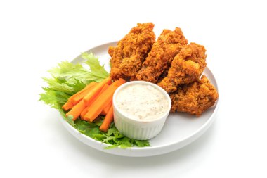 sebze izole üzerinde beyaz arka plan ile kızarmış baharatlı tavuk kanatları