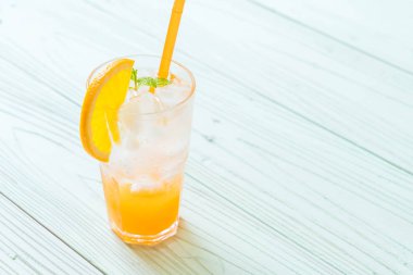 yanında da soda ahşap masa portakal suyu