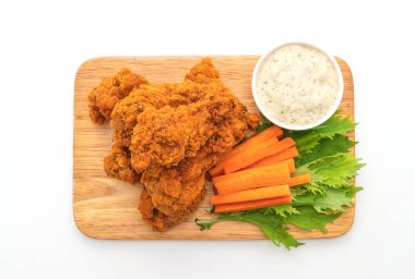 sebze izole üzerinde beyaz arka plan ile kızarmış baharatlı tavuk kanatları