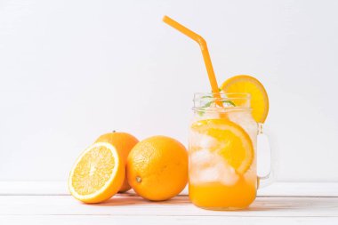 yanında da soda ahşap masa portakal suyu