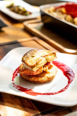 Kaz ciğeri ıstakoz ve plaka üzerinde frambuaz sos ile