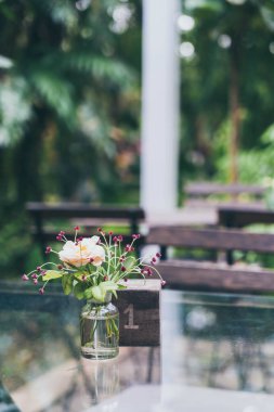 Vazo dekorasyonu yemek masada - vintage filtre çiçek