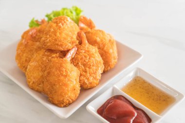 Derin kızarmış karides soslu