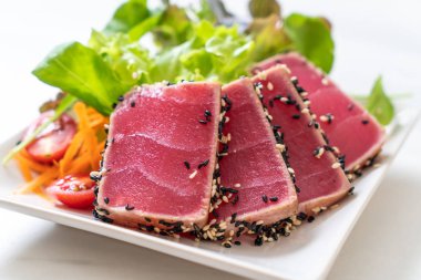 Taze ton balığı ve sebze salatası. Sağlıklı yemek.