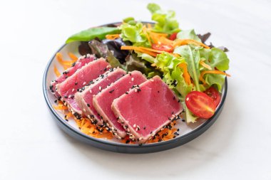 Taze ton balığı ve sebze salatası. Sağlıklı yemek.