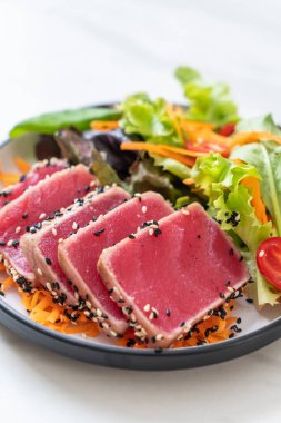 Taze ton balığı ve sebze salatası. Sağlıklı yemek.