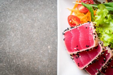 Taze ton balığı ve sebze salatası. Sağlıklı yemek.