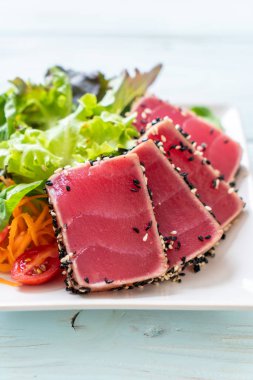 Taze ton balığı ve sebze salatası. Sağlıklı yemek.