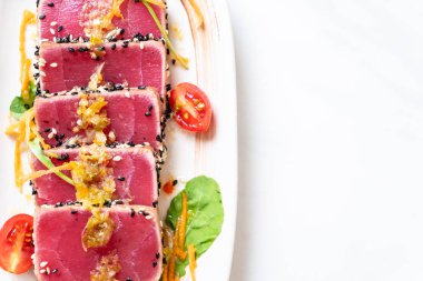 Taze orkinos ile baharatlı salata sosu - ham sağlıklı gıda