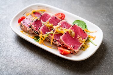 Taze orkinos ile baharatlı salata sosu - ham sağlıklı gıda