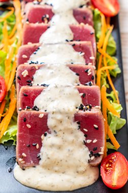 Sebze salatası ve soslu taze ton balığı. Sağlıklı yiyecek.