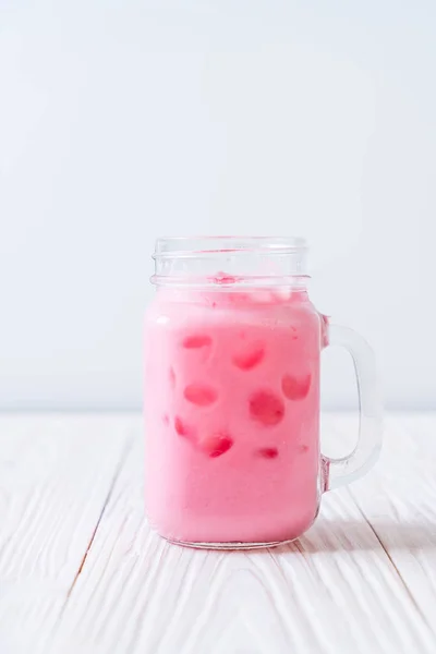 Rosafarbener Erdbeer Milchshake Auf Holz — Stockfoto