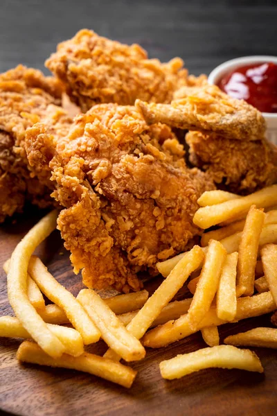 Kızarmış tavuk, patates kızartması ve nugget yemeği. Abur cubur ve sağlıksız yemek.