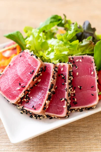 Frischer Thunfisch Roh Mit Gemüsesalat Gesunde Kost — Stockfoto