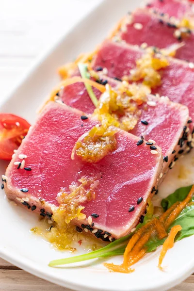 Frischer Thunfisch Roh Mit Würziger Salatsoße Gesunde Kost — Stockfoto