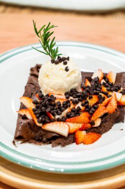 çilek ve vanilyalı dondurma Cafe ile çikolatalı krep