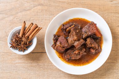 herb - Phuket Tayland geleneksel gıda tarzı ile domuz eti güveç