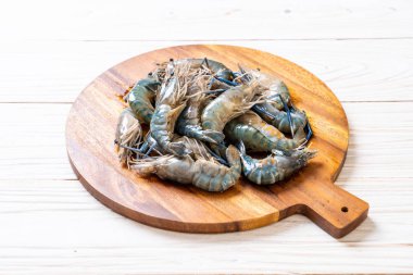 kesme tahtası üzerinde taze mavi karides