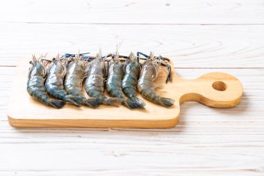 kesme tahtası üzerinde taze mavi karides