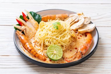 Baharatlı karides spagetti makarna (Tom Yum Goong) - İtalyan Füzyon gıda tarzı