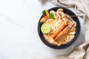 Baharatlı karides udon ramen noodle (Tom Yum Goong) - Japon füzyon gıda tarzı