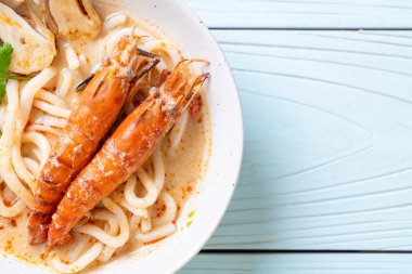 Baharatlı karides udon ramen noodle (Tom Yum Goong) - Japon füzyon gıda tarzı