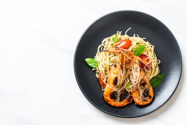ızgara karides ve domates - İtalyan Füzyon gıda tarzı ile tavada kızartılmış spagetti