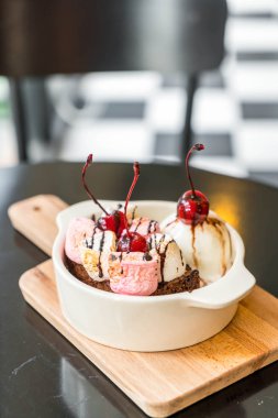 pişmiş hatmi ve dondurma kase ile çikolatalı kek