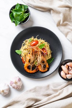 ızgara karides ve domates - İtalyan Füzyon gıda tarzı ile tavada kızartılmış spagetti