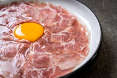 taze dilimlenmiş domuz ham yumurta pişirme veya shabu shabu ve sukiyaki yapma ile