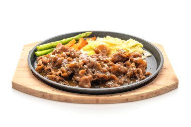 sıcak beyaz arka plan üzerinde izole plaka üzerinde domuz biftek dilimlenmiş