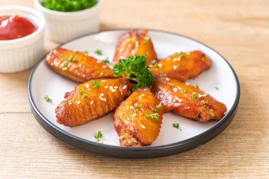 Beyaz susamlı ızgara tavuk kanadı.