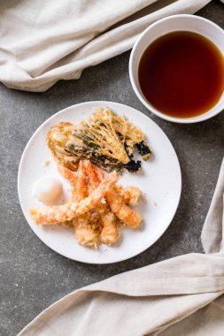 karides tempura (hırpalanmış kızarmış karides) sebze - Japon gıda tarzı