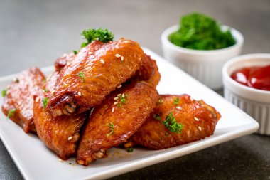 Beyaz susamlı ızgara tavuk kanadı.