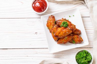 Beyaz susamlı ızgara tavuk kanadı.