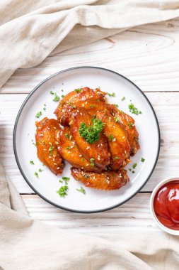 Beyaz susamlı ızgara tavuk kanadı.