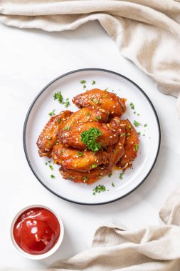 Beyaz susamlı ızgara tavuk kanadı.