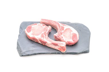 Beyaz arka plan üzerinde izole pirzola çiğ