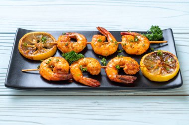 Limon - deniz ürünleri tarzı ile ızgara kaplan karides şiş