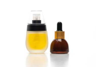 Beyaz arka plan üzerinde izole cilt bakım kremi serum yağı kozmetik ambalaj